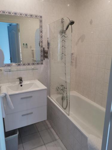 Carry Hotel - image 8