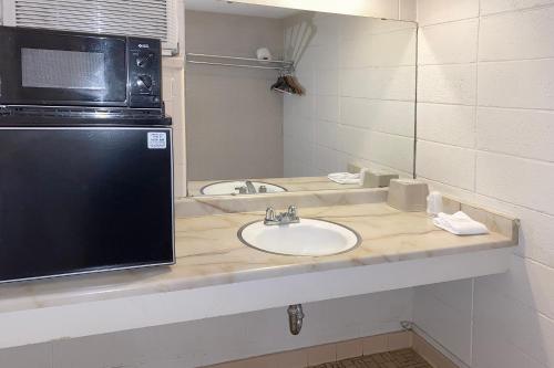 OYO Hotel Mauldin SC South Main Street - image 3