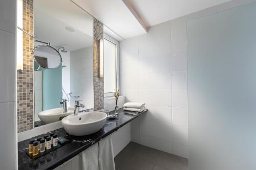 Grand Suite Sea View with Outdoor Whirlpool image 1