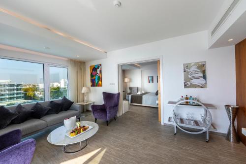 Grand Suite Sea View with Outdoor Whirlpool image 3