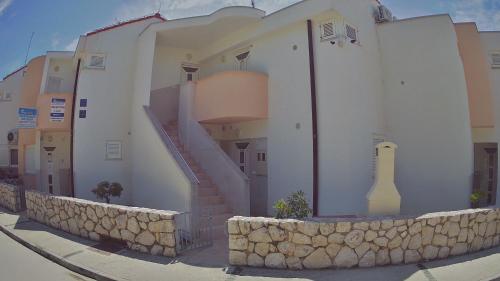 2 bedrooms, 3 beds