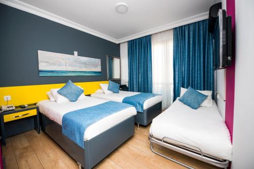 1 double bed, 1 twin bed