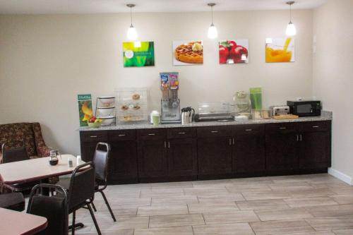 Quality Inn - image 2