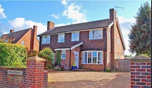 Beautiful Cottage Near Goodwood And Chichester With Yoga Studio , Bar And Hot Tub