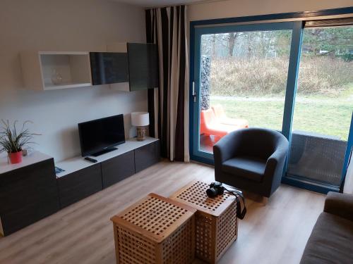  Gezellige App STRANDHUYS en DE VUURTOREN, beg grond met Prive TERRAS -eigen KEUKEN - en Gratis Verwarmd Binnen ZWEMBAD in Hollum