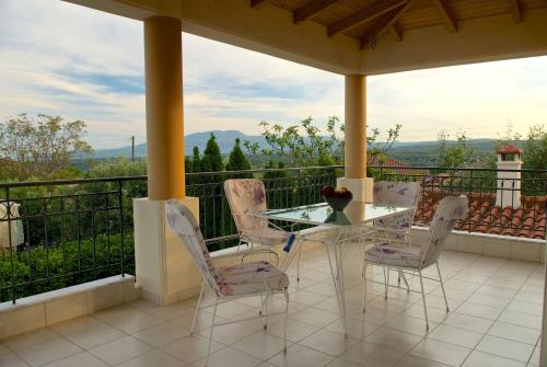 Balkons/terase, Luxury villa with a swimming pool in Lefkochoara, Messinias in Agios Avgoustinos