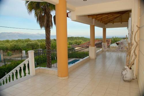 Balkons/terase, Luxury villa with a swimming pool in Lefkochoara, Messinias in Agios Avgoustinos