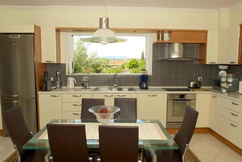 virtuve, Luxury villa with a swimming pool in Lefkochoara, Messinias in Agios Avgoustinos