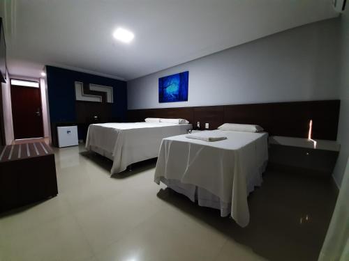 2 twin beds