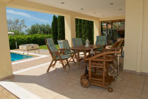 Iekārtas, Luxury villa with a swimming pool in Lefkochoara, Messinias in Agios Avgoustinos