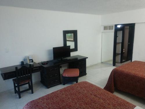 Hotel Maya Tabasco Located in Villahermosa City Center, Hotel Maya Tabasco is a perfect starting point from which to explore Villahermosa. The property has everything you need for a comfortable stay. Service-minded staf