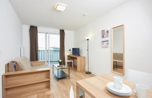 2 twin beds, 1 sofa bed