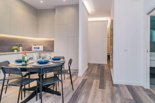 INCREDIBLE Apartment just steps from Gran Via by Batuecas, Madrid (photo 8)