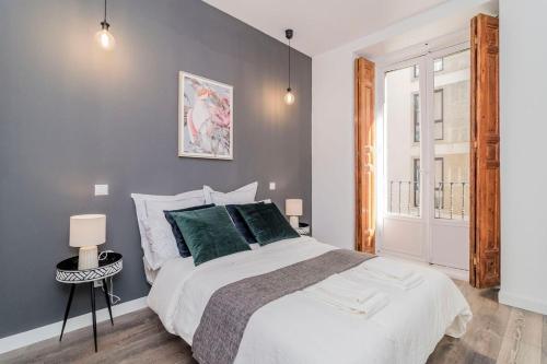 INCREDIBLE Apartment just steps from Gran Via by Batuecas, Madrid (photo 2)