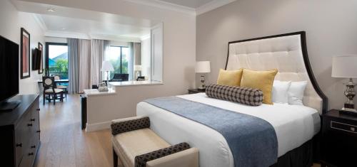 1 queen bed, 1 sofa bed