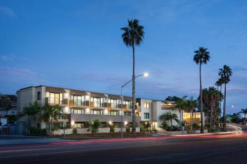 Holiday Inn Express and Suites La Jolla - Windansea Beach, and IHG Hotel