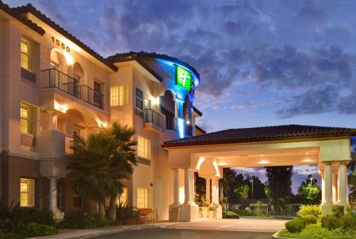 Exterior view, Holiday Inn Express Hotel & Suites Corona in Corona (CA)