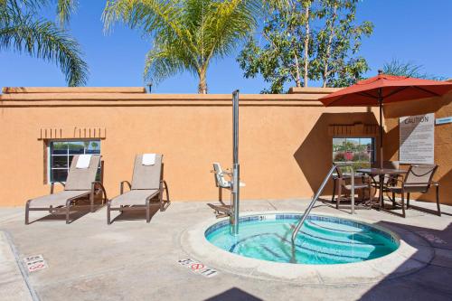 Holiday Inn Express Hotel & Suites Corona