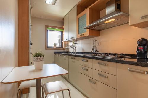 LovelyStay - Modern apartment in Anjos 4