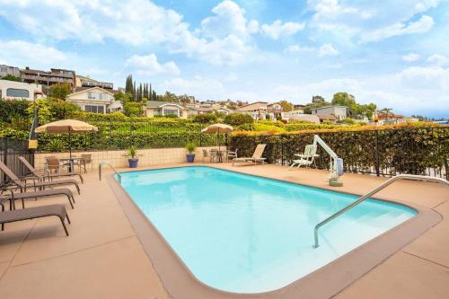 Swimming pool, Holiday Inn Express Hotel & Suites San Diego Airport - Old Town By IHG in San Diego Intl. Airport