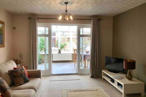 Comfortable Spacious and Clean 3 Bedroom House City Centre Location Sleeps Upto 5 Guests WIFI gîte à louer Canterbury East Railway Station