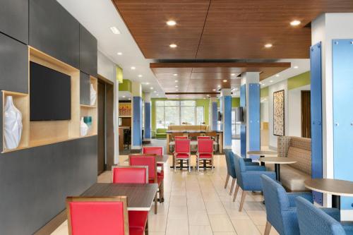 Holiday Inn Express & Suites Salisbury, an IHG Hotel