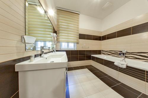 2 bedrooms, 4 beds