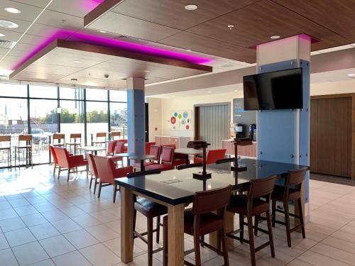 Holiday Inn Express & Suites - Phoenix North - Happy Valley, an IHG Hotel