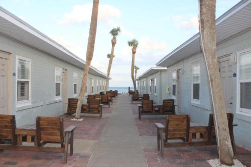 Shoreline Suites & Cabana Cottages – Beachfront