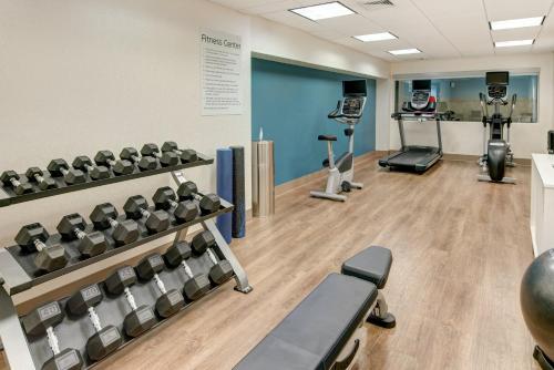 홀리데이 인 익스프레스 호텔 & 스위트 웨스트 롱 브랜치 바이 IHG - 피트니스 센터