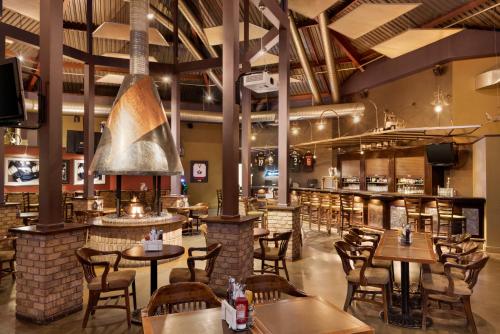 로열 호텔 에드먼턴 에어포트, 트레이드마크 컬렉션 바이 윈덤 - 레스토랑