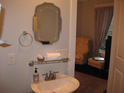 Riverside Gables Bed and Breakfast – Berea, OH