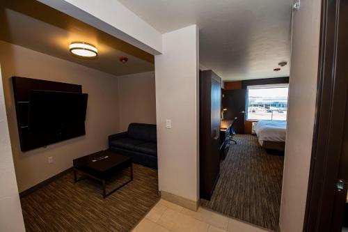 Holiday Inn Express & Suites - Colorado Springs AFA Northgate