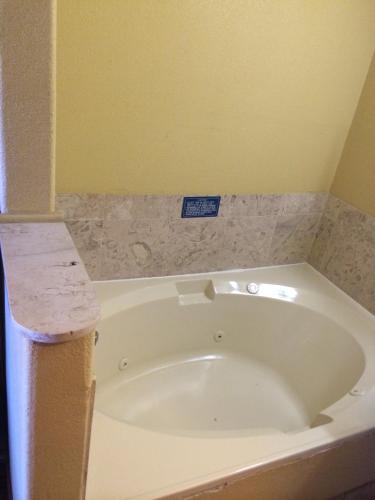 Cotulla Executive Inn - image 14