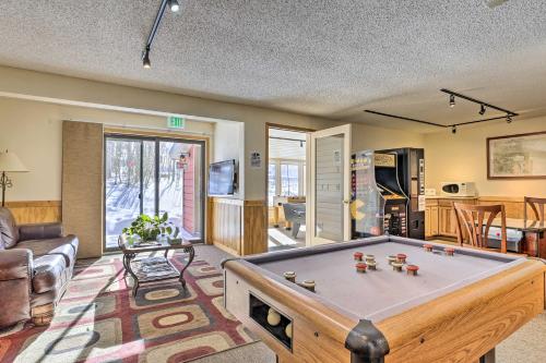 Mtn View Condo with Balcony and Fireplace about 6 Mi to WP - image 2
