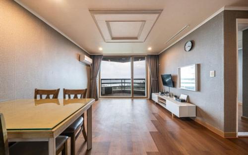 Benikea Hotel Mountain & Ocean Jumunjin Resorts near Jumunjin Beach