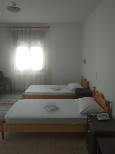 1 queen bed, 1 twin bed