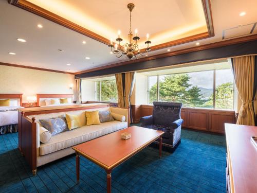 Suite with Lake View - Non-Smoking