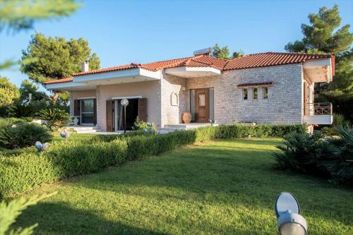  Villa BELLEZZA with a large yard and BBQ., Pension in Nea Makri