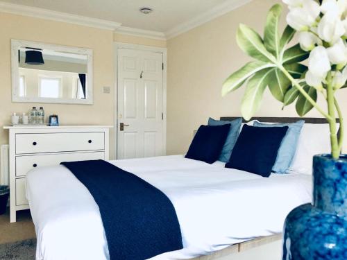 2 Bed 2 Bath Flat with Private Parking and 3 min to Tube