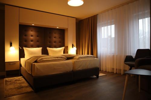 1 queen bed, 1 sofa bed