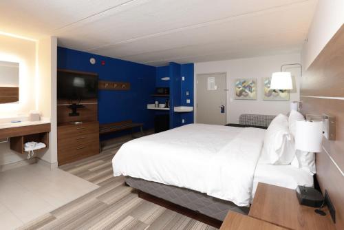 Guestroom, Holiday Inn Express Hotel & Suites Tempe  Hotel near Rustler's Rooste