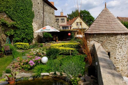 ทัศนียภาพภายนอกโรงแรม, Penzion Kamenne Slunce in ใจกลางเมืองเตลช์