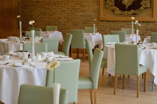 Restaurant, Canterbury Cathedral Lodge in Canterbury