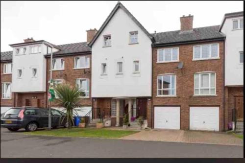 4 Bedroom Townhouse 5 Minute Drive From City Centre