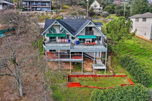 Hillside Home Walk to Lake Tulloch’s Shore!