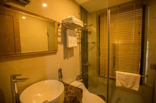 Bathroom, The Blue Airport Hotel in Tân Bình