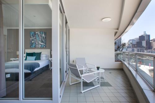 Darling Harbour Apartment with Parking Views Pool - image 4