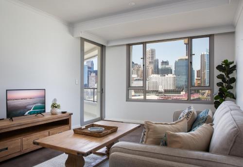 Darling Harbour Apartment with Parking Views Pool - image 8