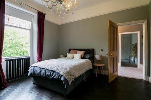 Victorian Cottage Sleeps 8 - Dog Friendly, Ramsbottom, Lancashire